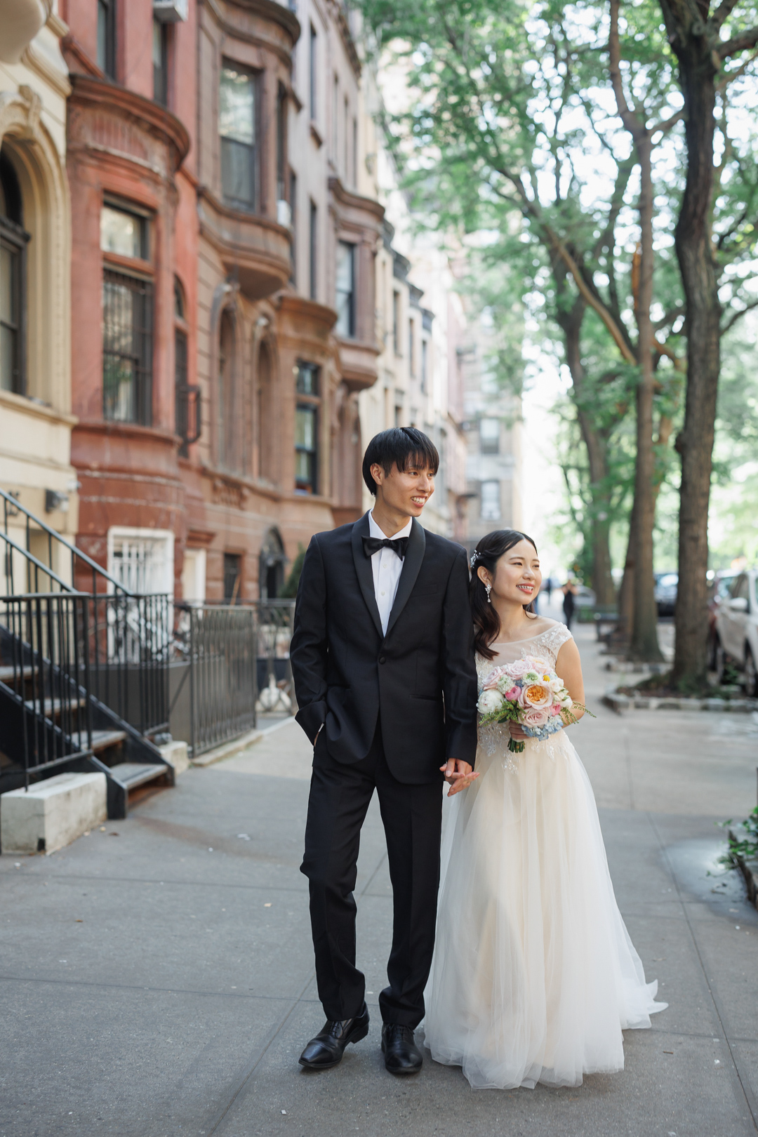 ニューヨークのウェディングフォト/前撮り|アッパーウェストサイドを歩く花嫁と花婿。