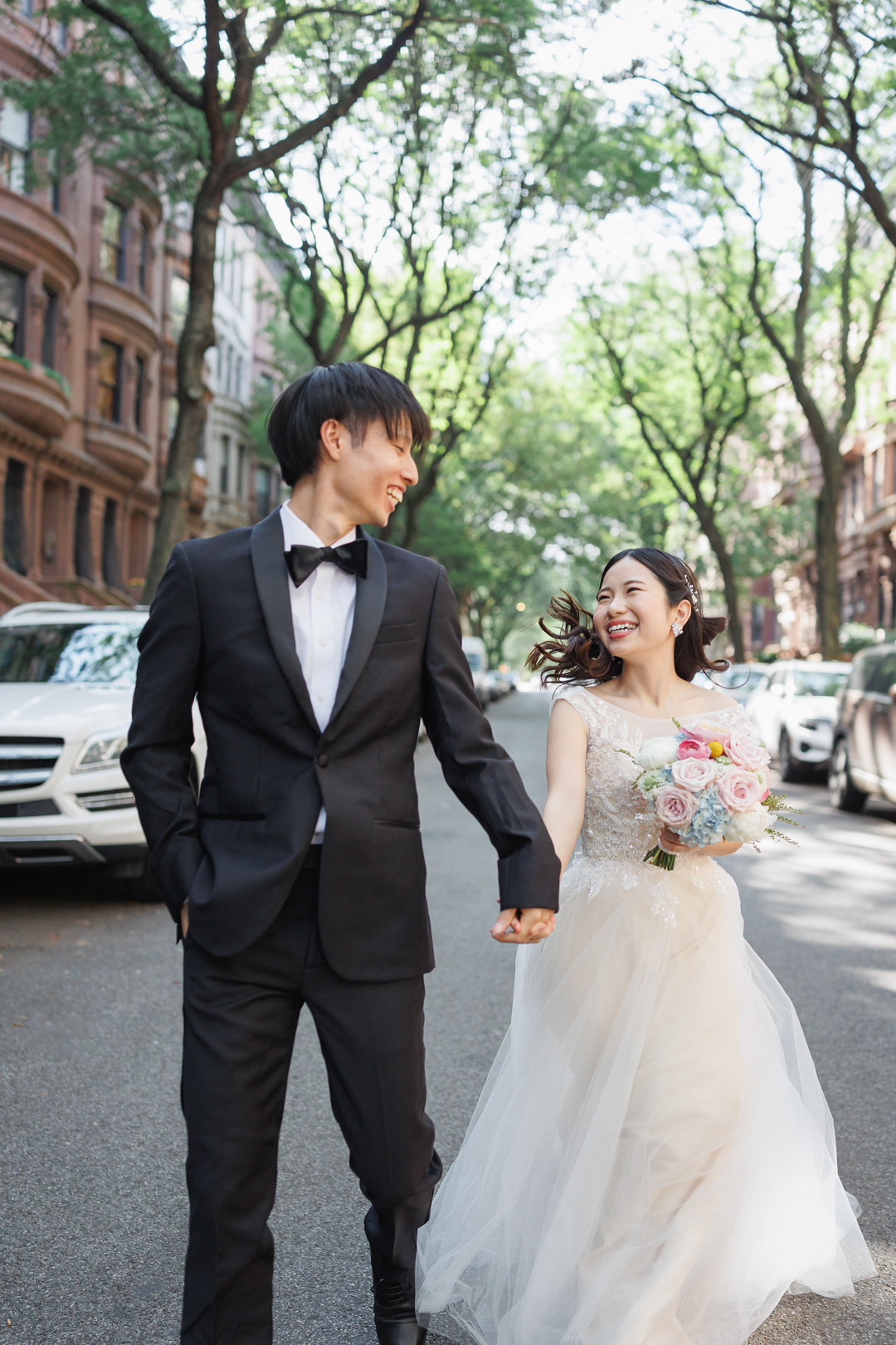 ニューヨークのウェディングフォト/前撮り|アッパーウェストサイドを走る花嫁と花婿。