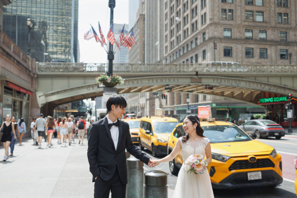 ニューヨークのウェディングフォト/前撮り|グランドセントラル駅周辺にやってきた花嫁と花婿。