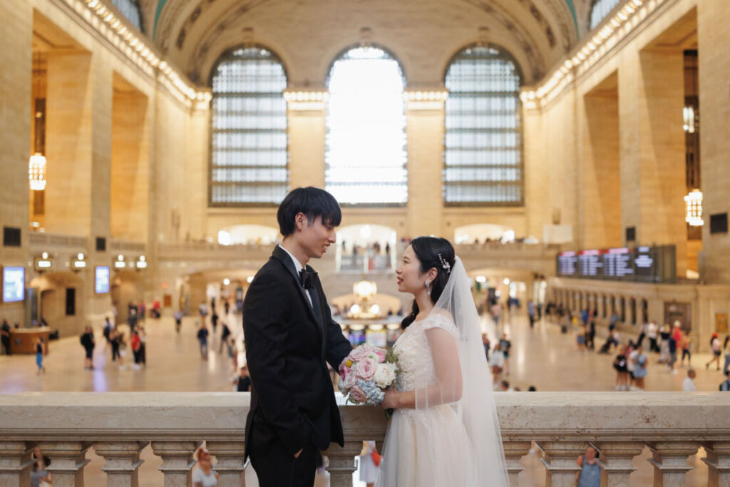 ニューヨークのウェディングフォト/前撮り|グランドセントラル駅で見つめ合う花嫁と花婿。