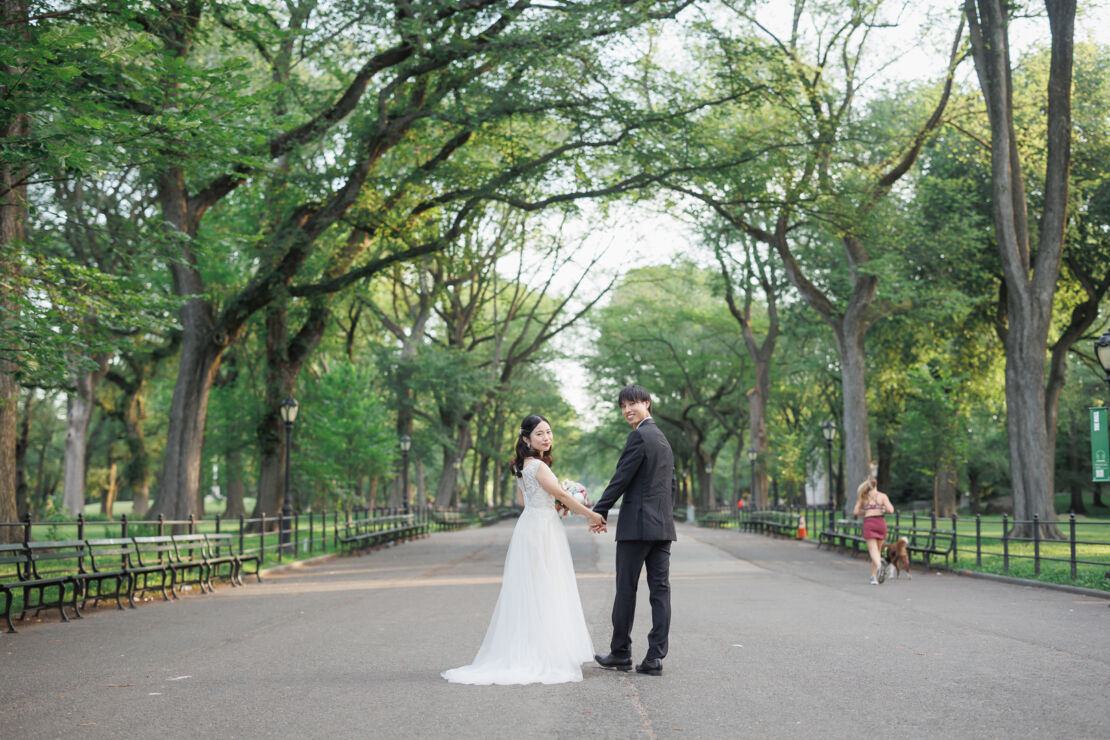 ニューヨークのウェディングフォト/前撮り|ザ・モールで手をつなぐ花嫁と花婿。