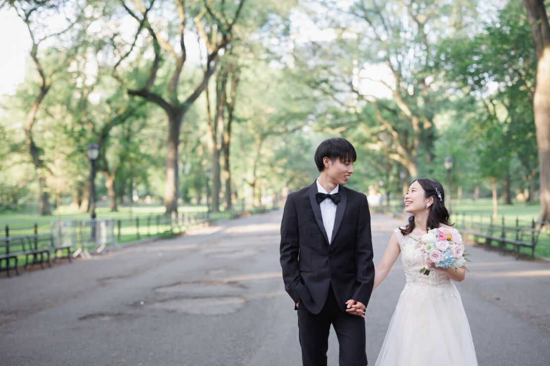 ニューヨークのウェディングフォト/前撮り|セントラルパークを手をつないで歩く花嫁と花婿。