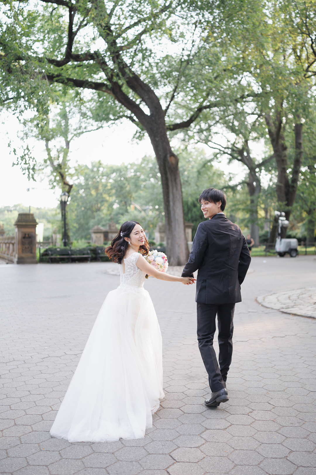 ニューヨークのウェディングフォト/前撮り|ベセスダテラスに向かって走る花嫁と花婿。