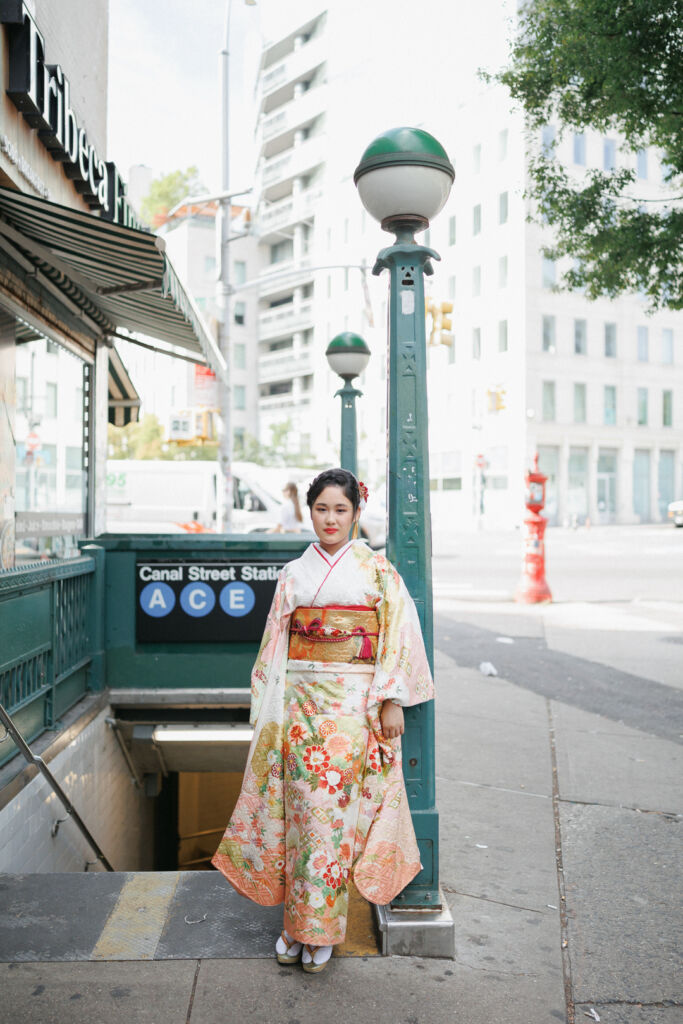 ニューヨークで成人式フォト/地下鉄の駅の出口の前にて。