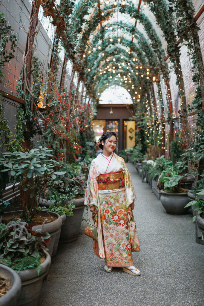 ニューヨークで成人式フォト/ソーホーのおしゃれな空間に立つ振り袖姿の女性。