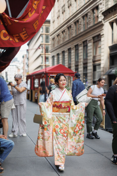 ニューヨークで成人式フォト/ニューヨークの街並みと振り袖姿の女性。
