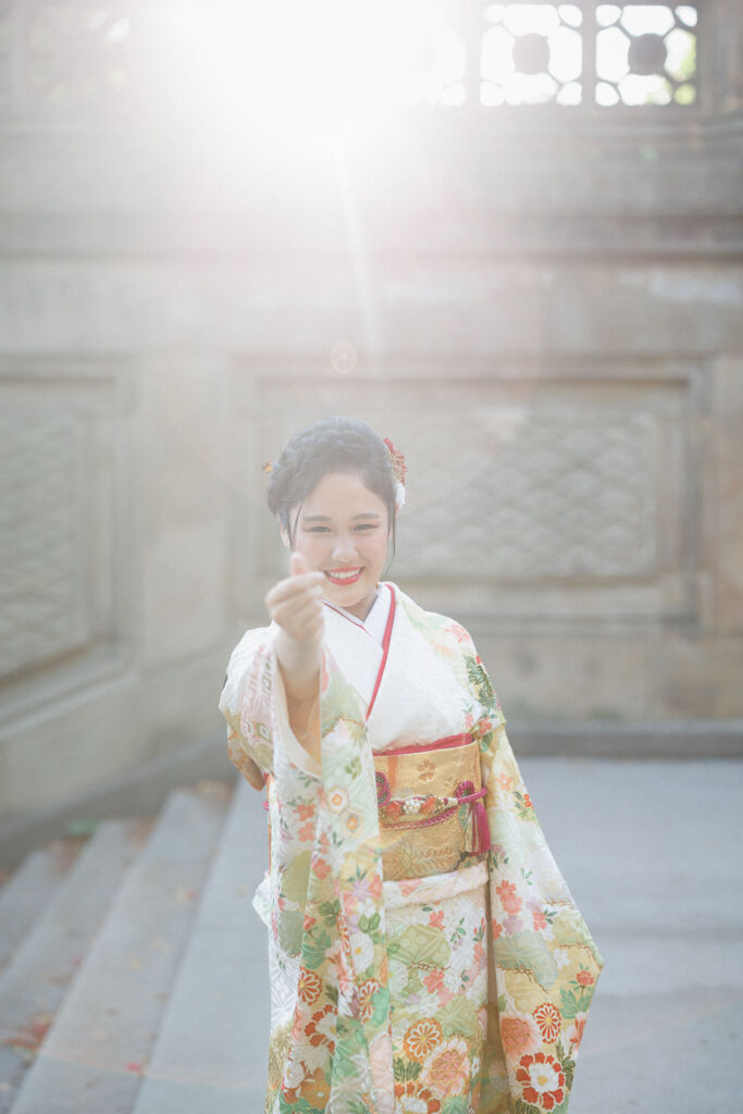 ニューヨークで成人式フォト/指ハートをする振り袖姿の女性。