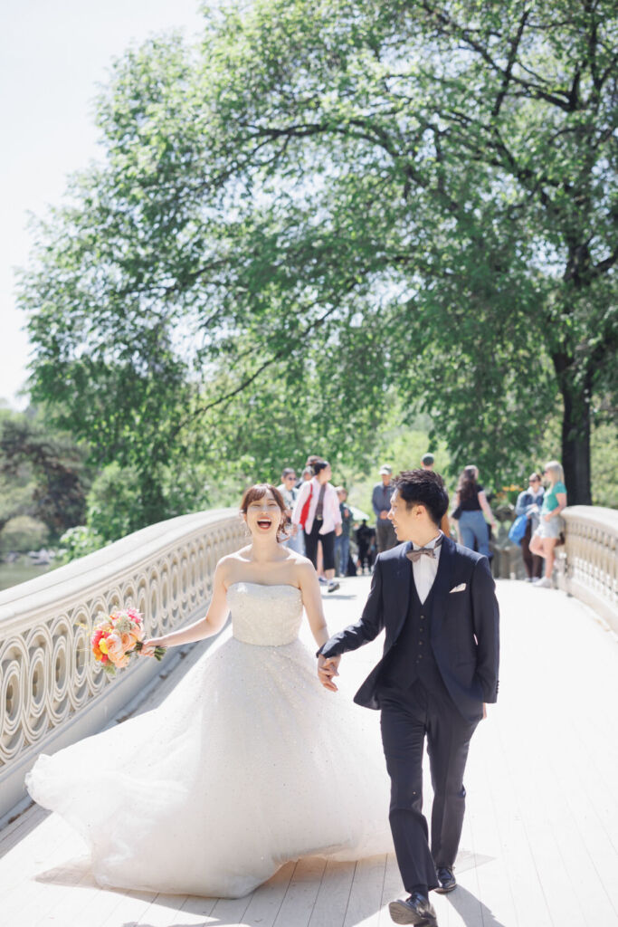 ニューヨークの前撮り/ウェディングフォト|ボウブリッジで上が尾の花嫁と花婿。