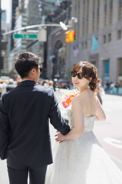 ニューヨークの前撮り/ウェディングフォト|5番街でサングラスをかけたウェディングスタイル。