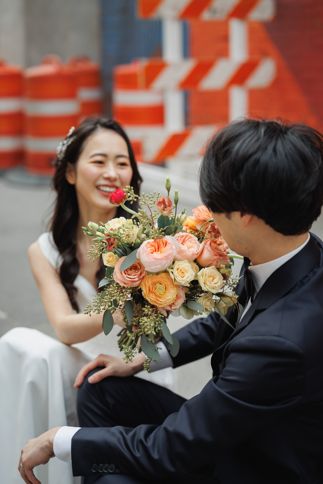 ニューヨークのウェディングフォト/前撮り|ワシントンストリートに座って笑顔の花嫁さま。