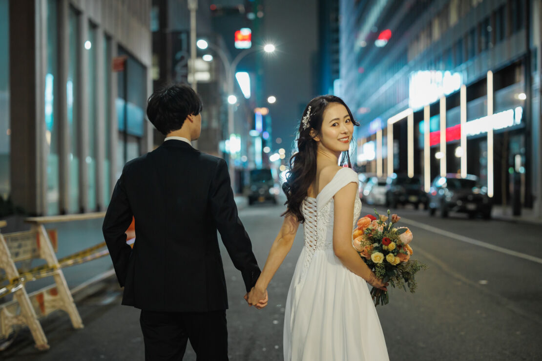 ニューヨークのウェディングフォト/前撮り|タイムズスクエアに向かう花嫁さまと花婿さま。