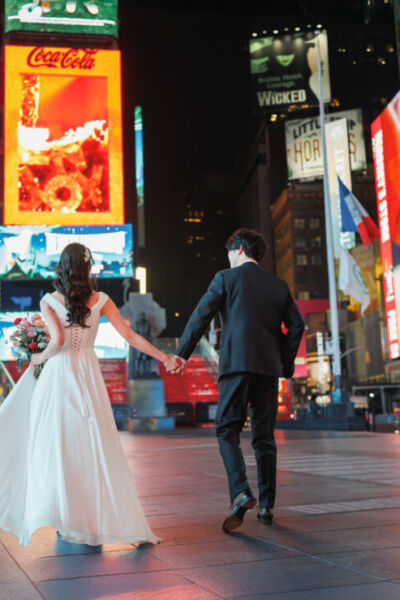 ニューヨークのウェディングフォト/前撮り|タイムズスクエアのネオンに囲まれる花嫁と花婿。
