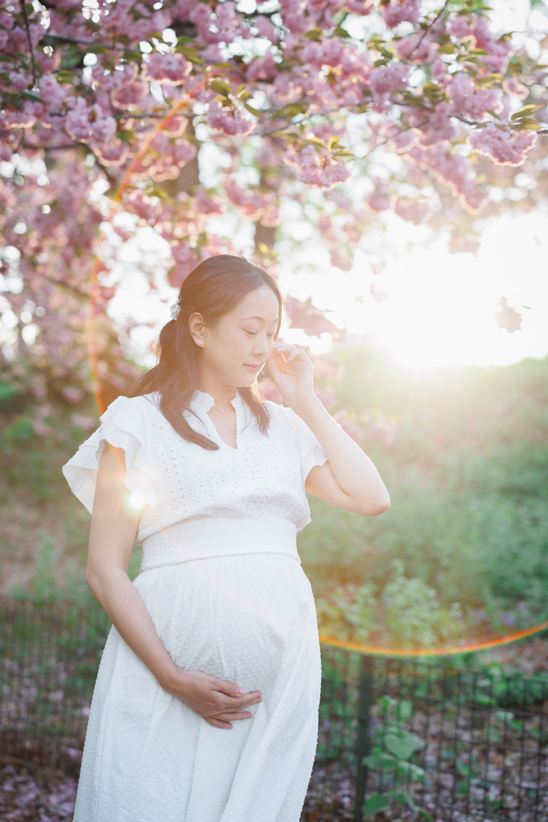 ニューヨークのマタニティフォト|セントラルパークの貯水池沿いの桜並木と妊婦さん。