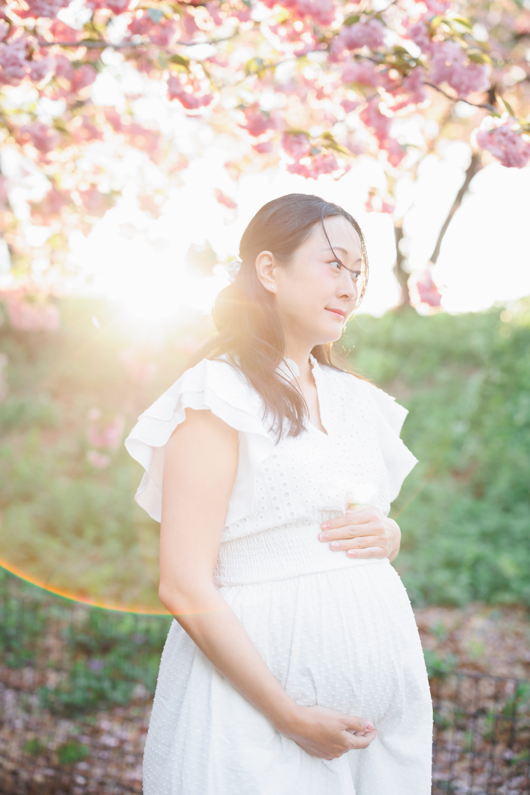 ニューヨークのマタニティフォト|満開の木の下に立つ妊婦さん。