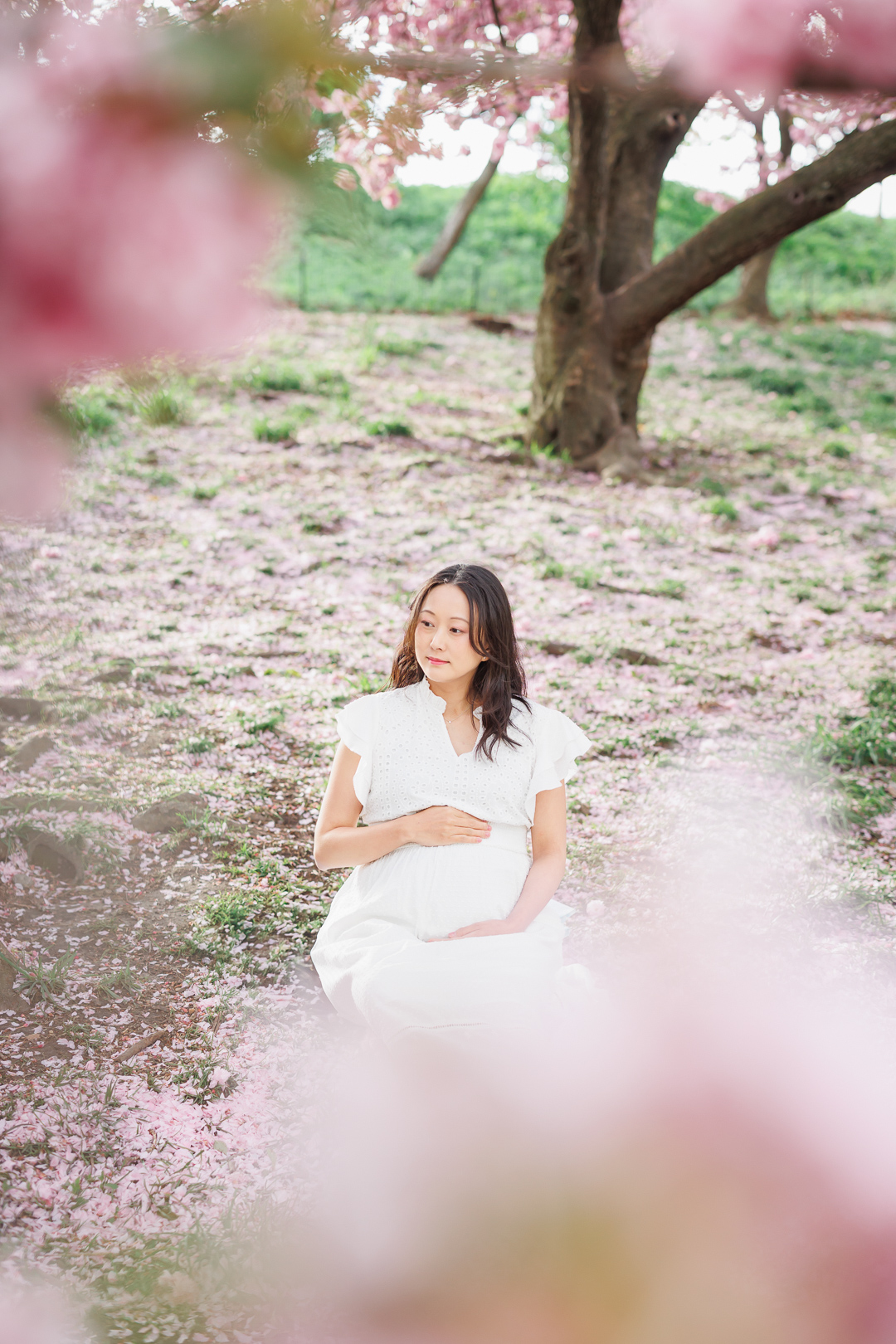 ニューヨークのマタニティフォト|ピンク色の世界に幸せそうな妊婦さんの笑顔。