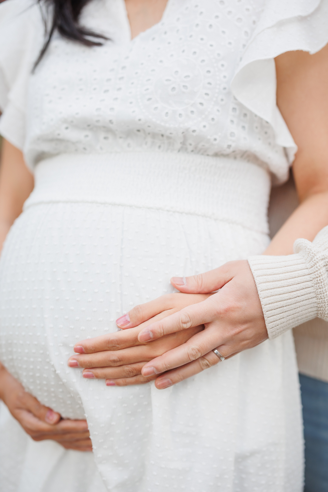 ニューヨークのマタニティフォト|妊婦のお腹の上にパパとママの手が重なる一枚。