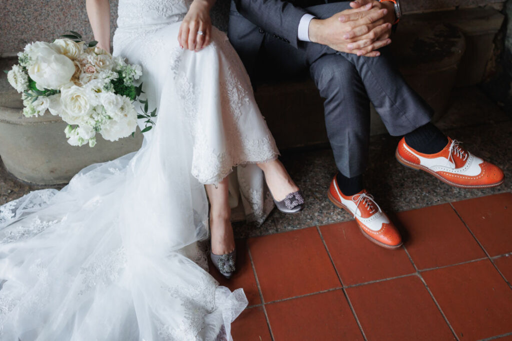 ニューヨークでウェディングフォト/花婿さまの足色が効いた靴。