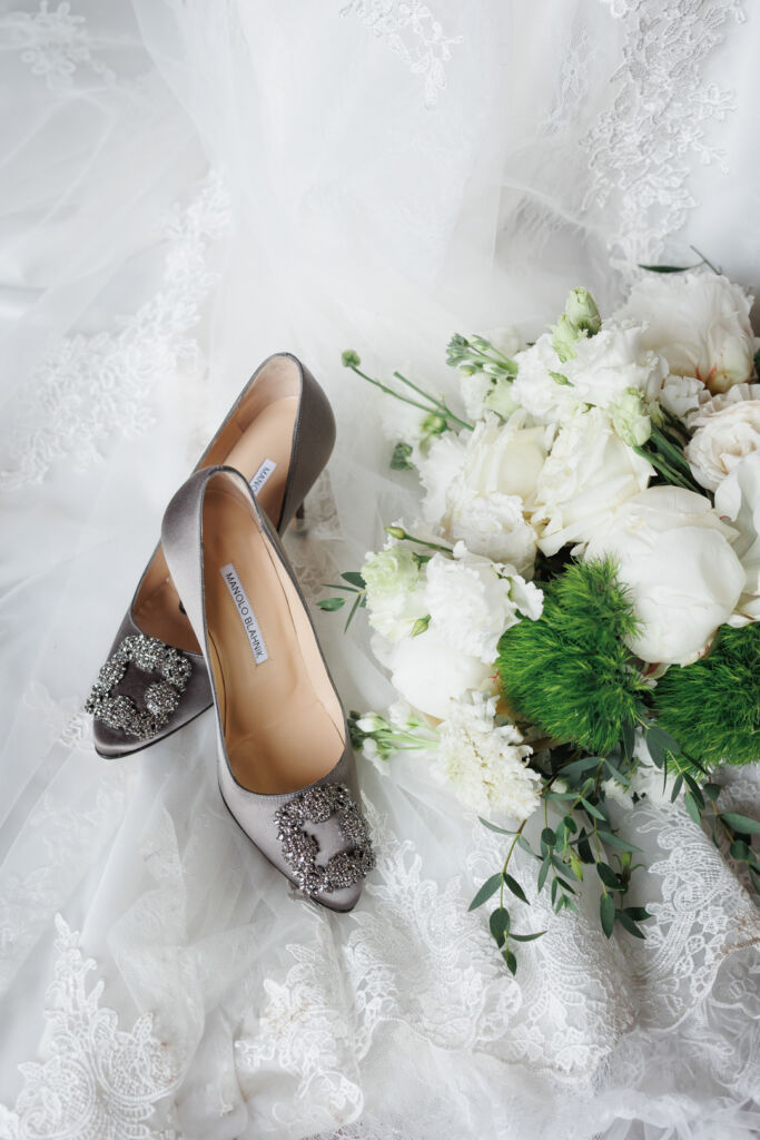 ニューヨークでウェディングフォト/ホワイトカラーのウェディングブーケ。