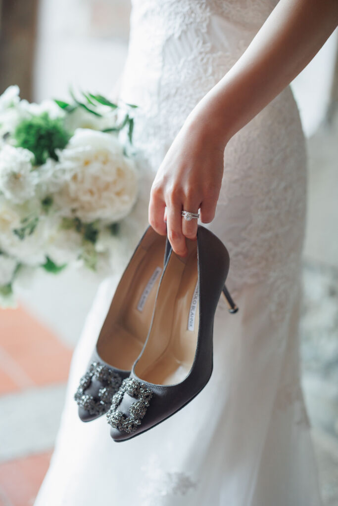 ニューヨークでウェディングフォト/マノロブラニクのウェディングシューズ。
