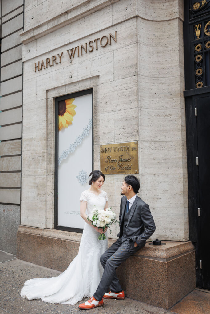 ニューヨークでウェディングフォト/指輪を揃えたハリーウィンストン前にて。