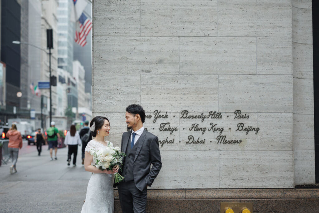 ニューヨークでウェディングフォト/ハリーウィンストン前で談笑中の花嫁と花婿。