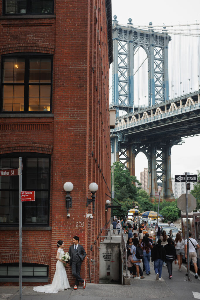 ニューヨークでウェディングフォト/DUMBOエリアのワシントンストリートに立つ花嫁と花婿。