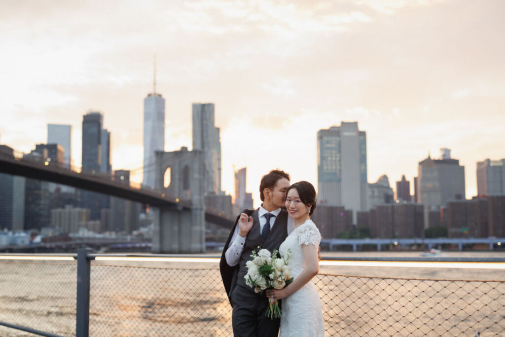 ニューヨークでウェディングフォト/夕焼けに染まるブルックリンブリッジを眺めながら。
