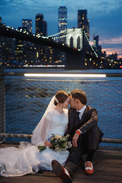 ニューヨークのウェディングフォト/DUMBOエリアの夜景を背景に。