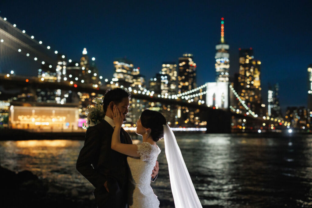 ニューヨークでウェディングフォト/夜景をバックに見つめ合う花嫁と花婿。