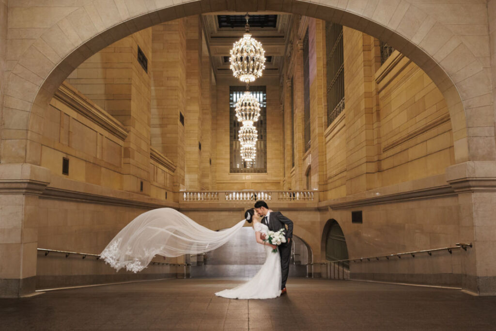 ニューヨークでウェディングフォト/グランドセントラル駅の連絡通路でベールが風に舞っている。