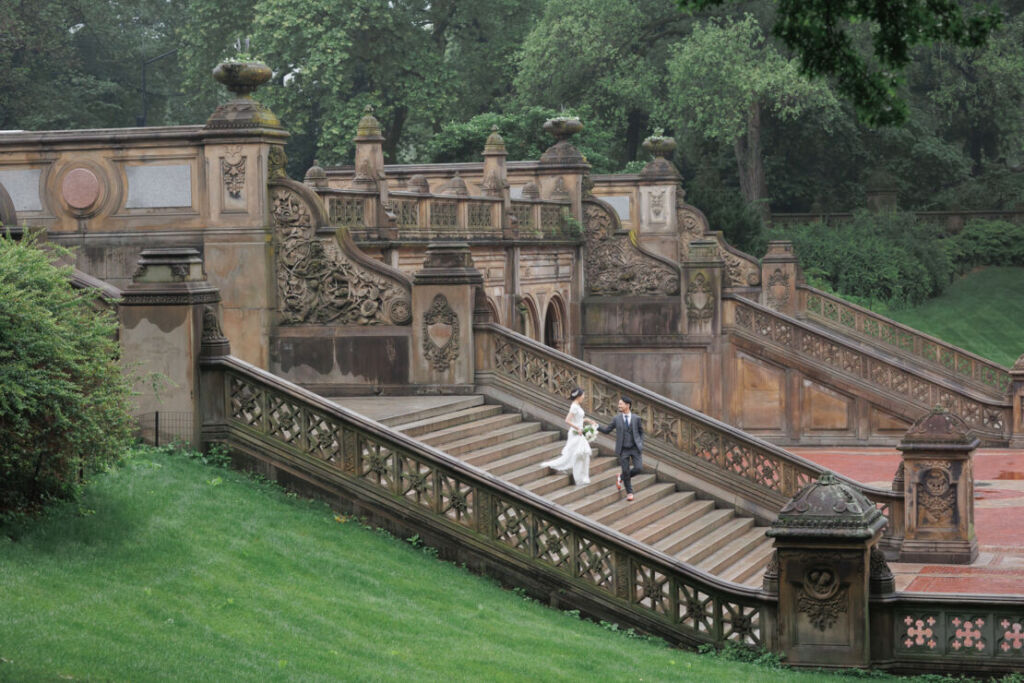 ニューヨークでウェディングフォト/セントラルパークのベセスダテラスにやってきた花嫁と花婿。