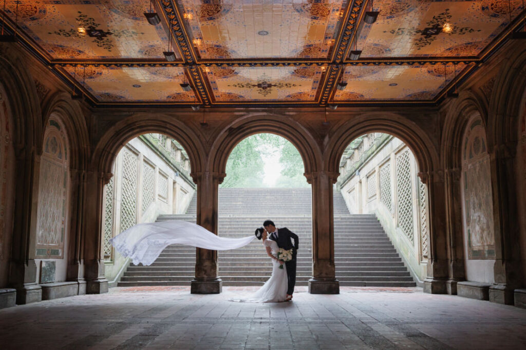 ニューヨークでウェディングフォト/ベセスダテラスでウェディングベールが舞う光景。