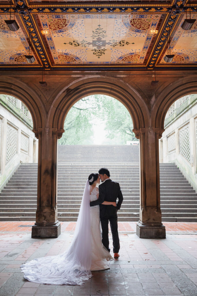 ニューヨークでウェディングフォト/雨に濡れたしっとりとしたベセスダテラスにて。