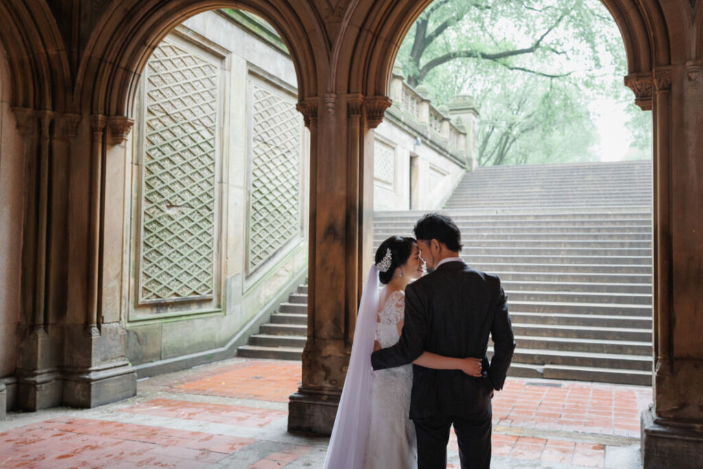 ニューヨークでウェディングフォト/ベセスダテラスのアーケードで、ほほ笑む花嫁と花婿。