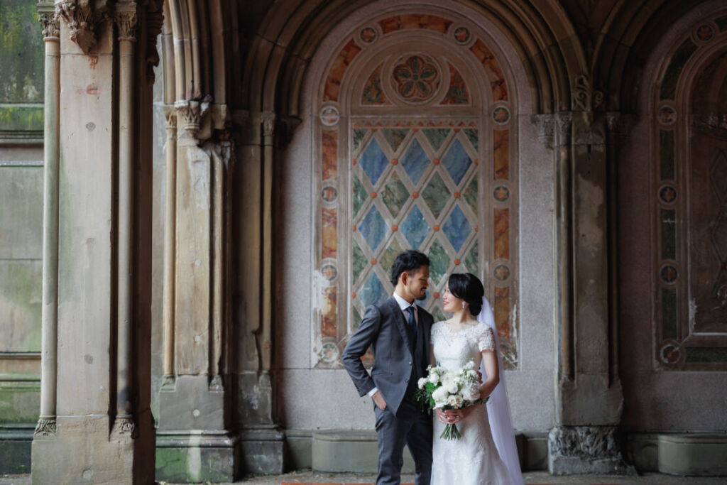 ニューヨークでウェディングフォト/ベセスダテラスで見つめ合う花嫁と花婿。