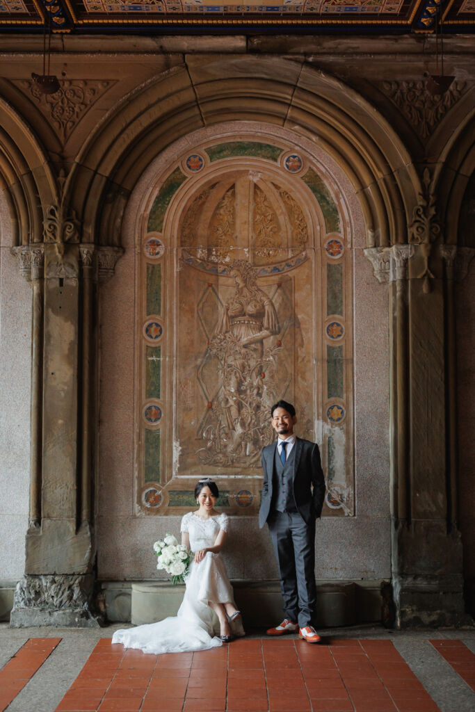 ニューヨークでウェディングフォト/ベセスダテラスのアーケードで、クラウンのヘアアレンジにチェンジ。