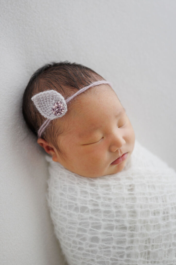 ニューヨークでニューボーンフォト/みのむしポーズの新生児のアップ。