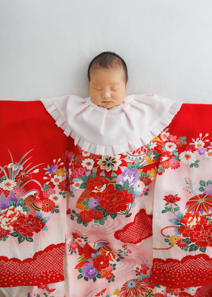 ニューヨークでニューボーンフォト/お宮参りのお祝いのお着物を羽織ったベビー。