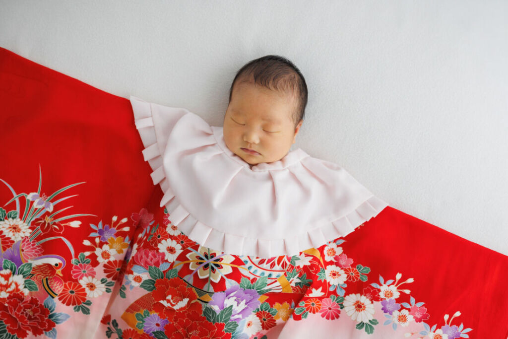 ニューヨークでニューボーンフォト/赤い着物がベビーを包んでいる一枚。