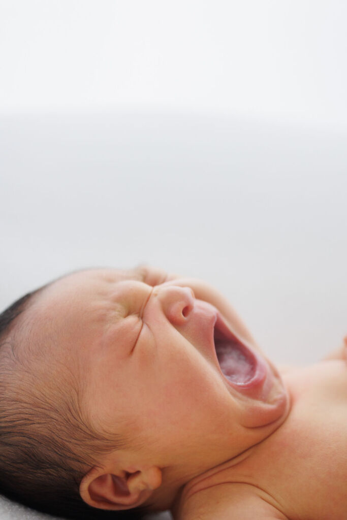 ニューヨークでニューボーンフォト/新生児のあくび。