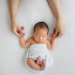 ニューヨークでニューボーンフォト/手をつないでぶらんこしているみたいなベビー