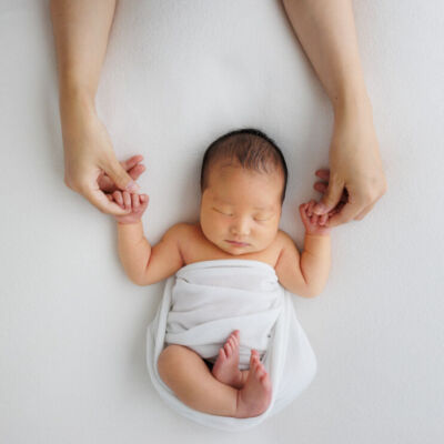 ニューヨークでニューボーンフォト/手をつないでぶらんこしているみたいなベビー