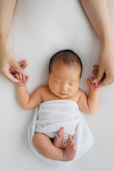 ニューヨークでニューボーンフォト/手をつないでぶらんこしているみたいなベビー