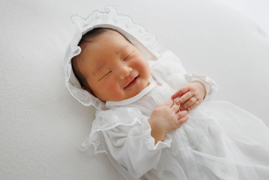 ニューヨークでニューボーンフォト/ベビードレスを着た新生児。