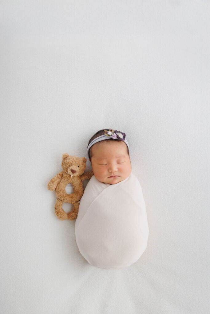 ニューヨークでニューボーンフォト/隣にはファーストトイ。