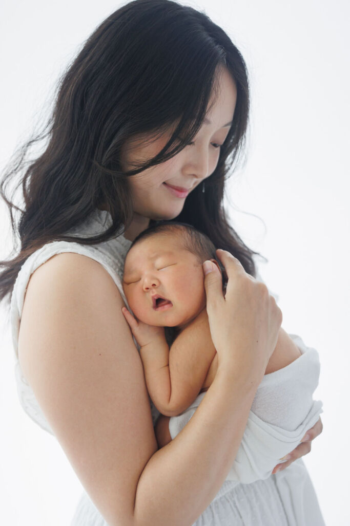 ニューヨークでニューボーンフォト/ママに抱かれて、ぐっすりと眠るベビー。