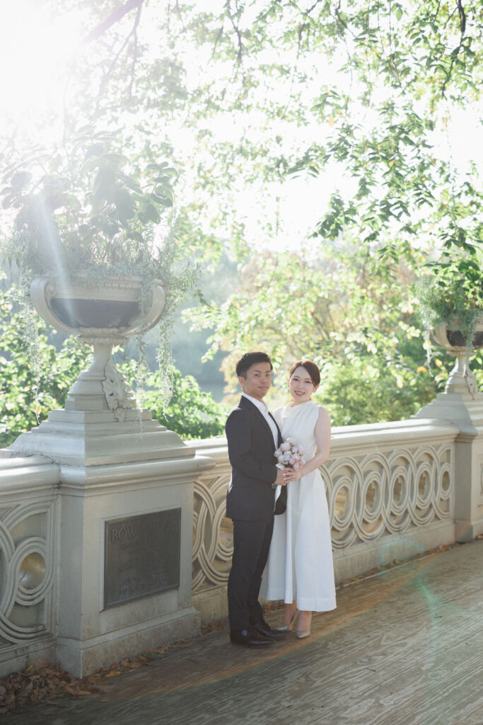 ニューヨークの前撮りウェディングフォト/ボウブリッジの上に立つ花嫁と花婿。