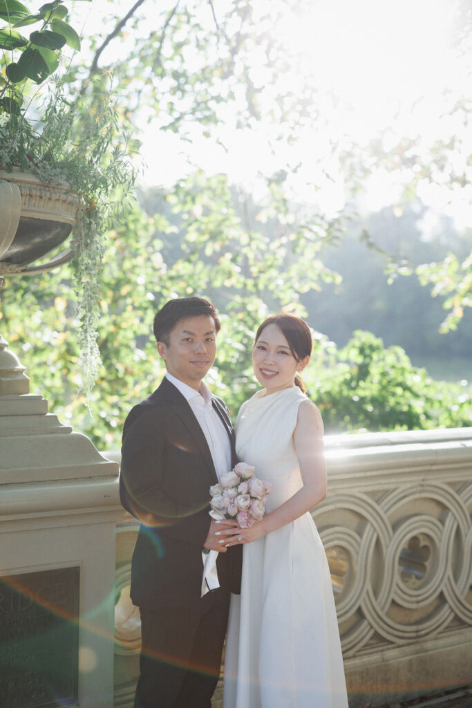 ニューヨークの前撮りウェディングフォト/ボウブリッジで上が尾の花嫁と花婿。
