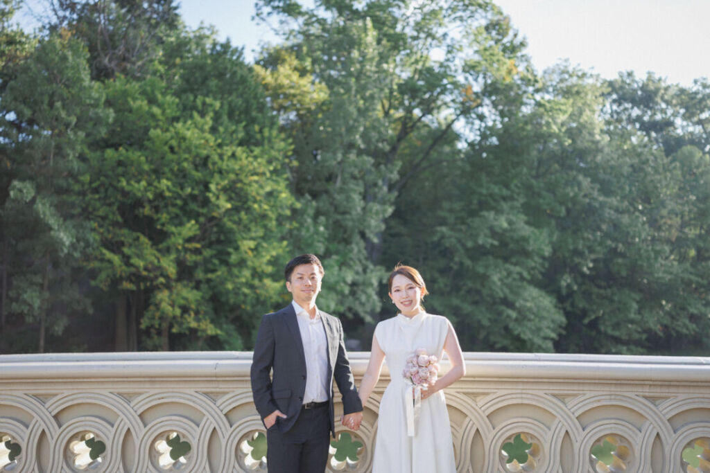 ニューヨークの前撮りウェディングフォト/ボウブリッジでにこやかな表情のカップル。