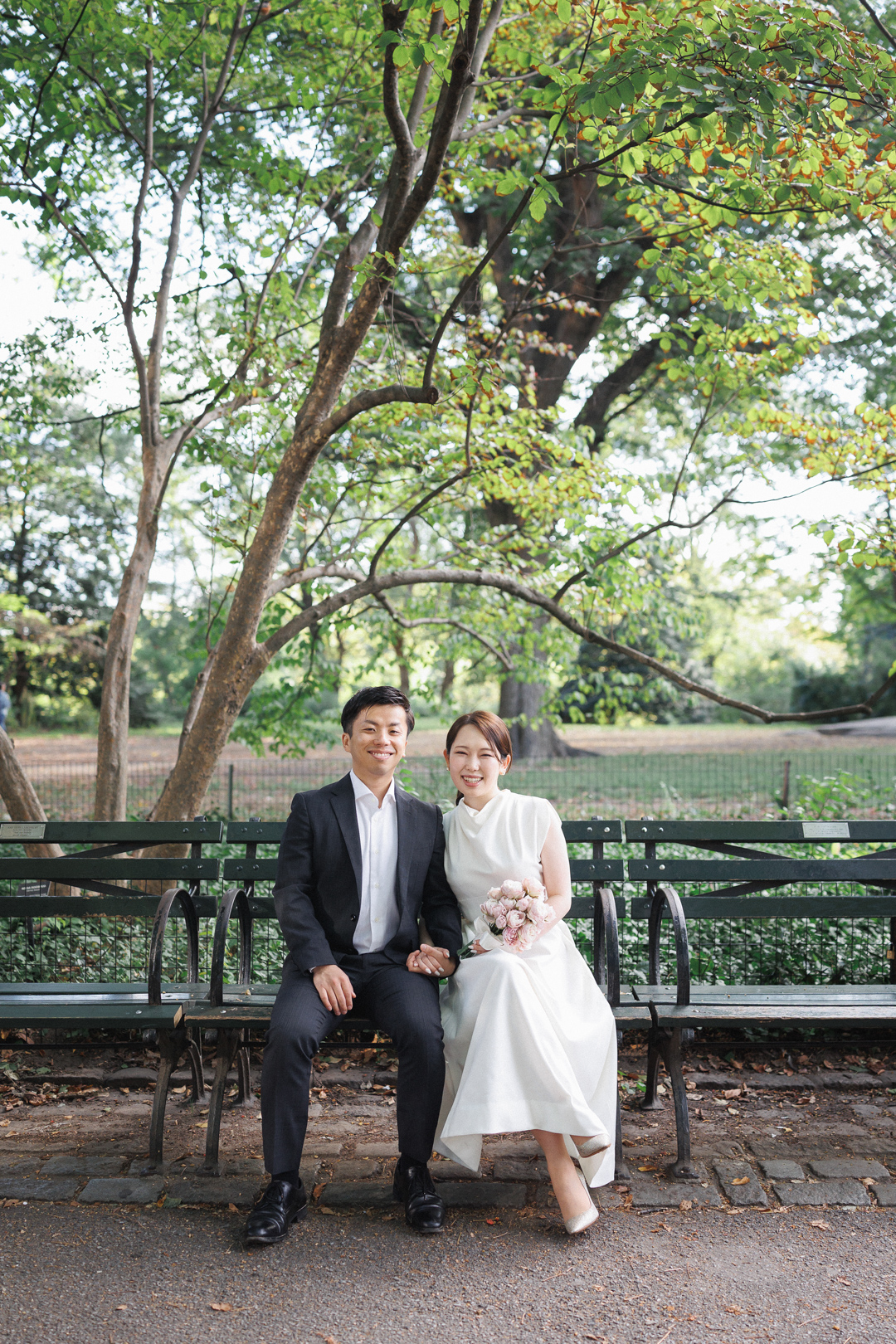ニューヨークの前撮りウェディングフォト/セントラルパークのベンチでくつろぐ花嫁と花婿。